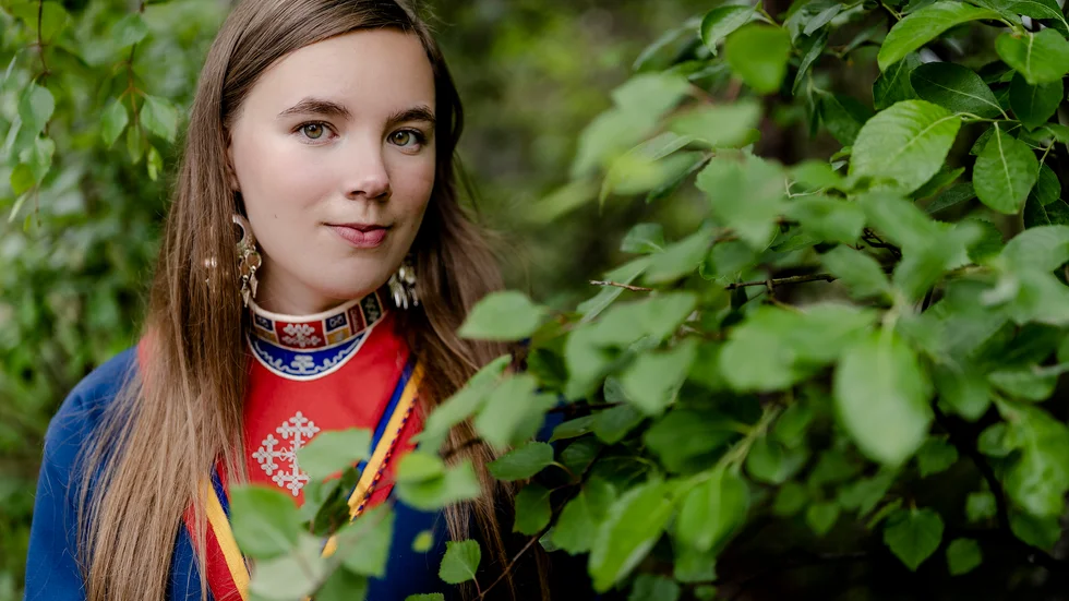 Moa Backe Åstot debuterar med en bok om en ung renskötare som är homosexuell, och rädd för att det inte ska accepteras i hans samhälle. "Han är rädd för att om han inte får vara renskötare ska han inte få vara lika mycket same", säger hon. Pressbild.