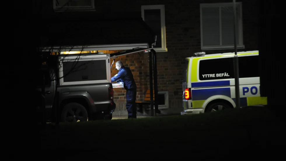 Kvinnan misstänks ha mördat sin partner i en bostad i Ljura under natten mot tisdagen. Polisen var snabbt på plats och påbörjade en teknisk undersökning av brottsplatsen.