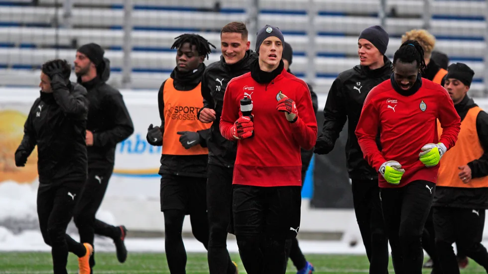 Målvaktslöftet Wille Jakobsson (i mitten) och de andra i AFC gjorde årets första träning under måndagen.