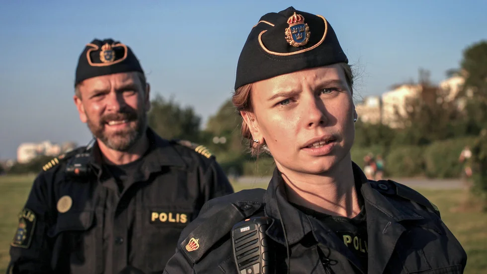 Amanda Jansson från Skärplinge gör rollen som Sara. En annan av de medverkande i tv-serien "Tunna blå linjen" är Per Larsson som spelar Jesse.