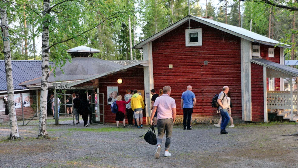 Klockan närmar sig 21 och vid biljettluckan är det en liten kö till logen i Käcktjärn.
