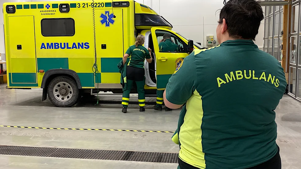 Personalen vid ambulansstationen i Enköping har med extrapass och passbyten kunnat hålla all verksamhet i gång även under pandemin säger Regina Mård, biträdande avdelningschef.