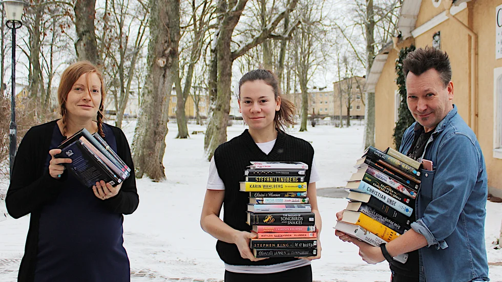 Caroline Nordh visar hur mycket 1000 sidor är. Ellen Storm Edholm och Tony Melander visar travar med 4500 sidor. Deltagare i Bokvasaloppet ska läsa 9000 boksidor i år.