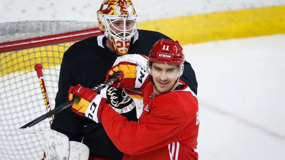 Calgarys Mikael Backlund, i förgrunden, skojar med målvakten Jacob Markström under träning inför den nya säsongen som startar nästa vecka.