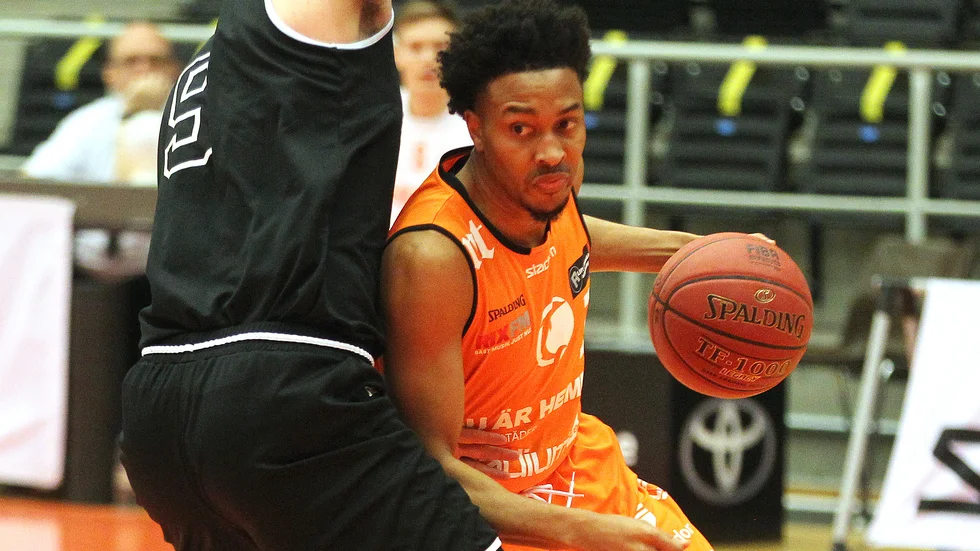 Kamau Stokes får chans att vila sin stukade fot.
