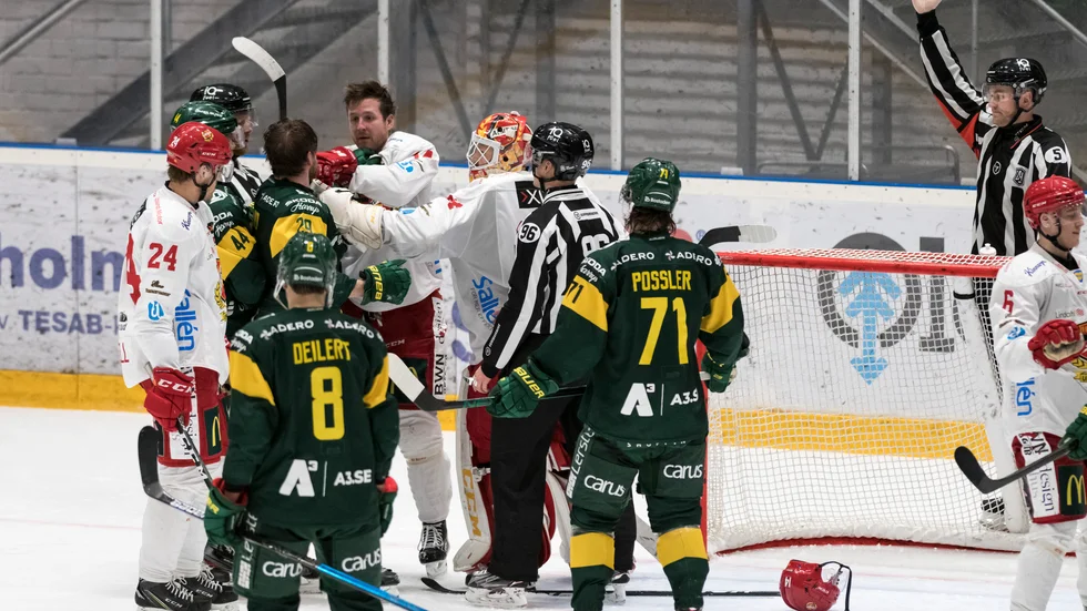 Det var stundtals rejält irriterat mellan spelarna i Björklöven och Almtuna. Här är det Almtunas Simon Löf som hamnar i handgemäng med Lövens Alexander Wiklund.