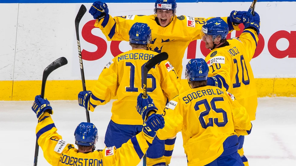 Noel Gunler (nummer 28) säger att Juniorkronorna ska kliva ut och slå Finland i JVM-kvartsfinalen.