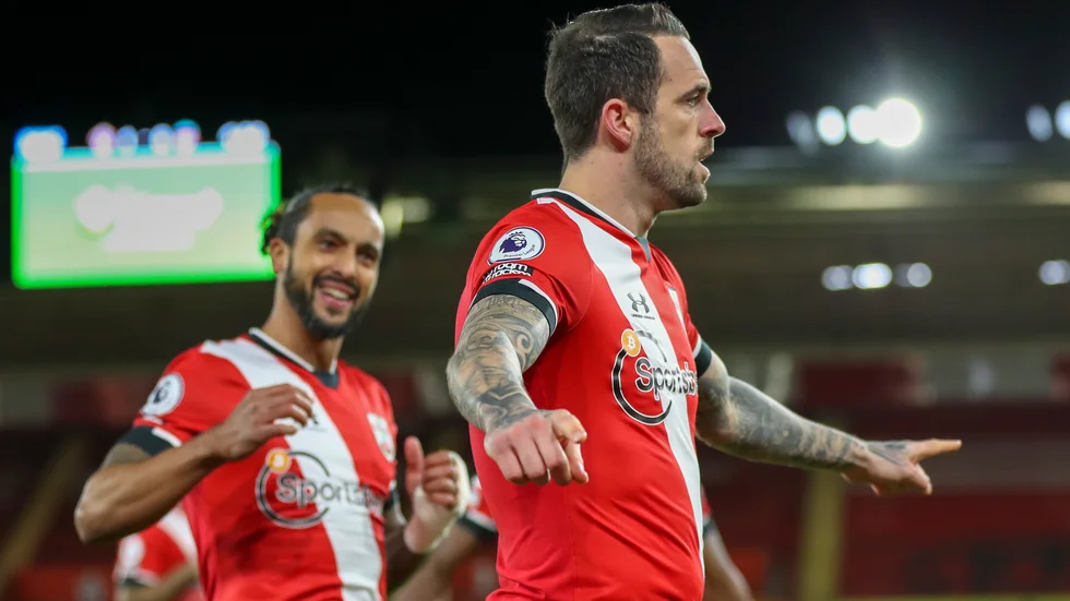 Danny Ings, till höger, firar Southamptons segermål mot Liverpool.