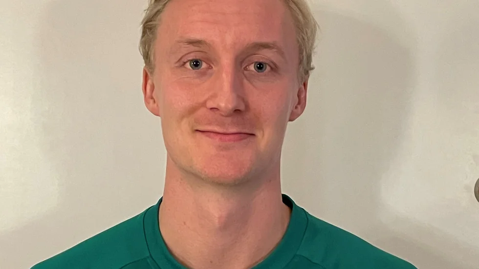 Mittbacken Johan Lindgren är klar för ESK. Han berättar att han är utbildad årskurs 4-6-lärare och hoppas att han snart byter skolgården i Falun mot en närmare den nya klubben.