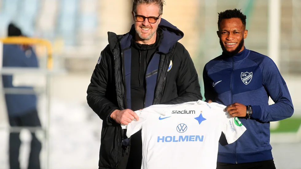IFK-tränaren Rikard Norling med det senaste nyförvärvet, Samuel Adegbenro, som ansluter från Rosenborg.