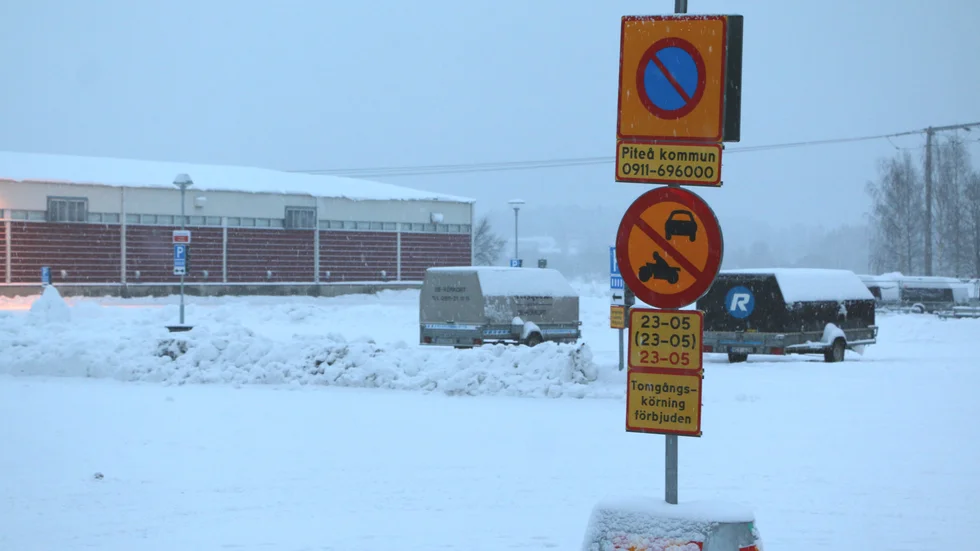 En person bötfälldes efter buskörning på Noliaparkeringen natten mot torsdag.