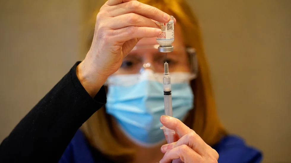 Penny Cracas förbereder vaccinering med Modernas vaccin av personal inom bland annat akutvården i Chester, Pennsylvania.