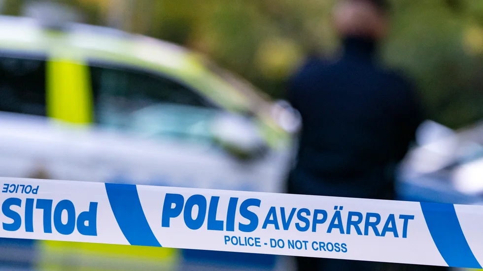 En kvinna omkom på lördagen efter att ha fallit från en lägenhetsbalkong, enligt polisen. Arkivbild.