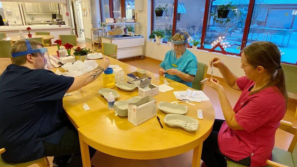 Sjuksköterskorna Michelle Ljungqvist och Kicki Hammarlund förbereder vaccinet tillsmmans med verksamhetschef Katarina Löfberg på tisdagsmorogonen. En timme senare hade samtliga boende vid Liljegården fått den första docsen vaccin mot covid-19.