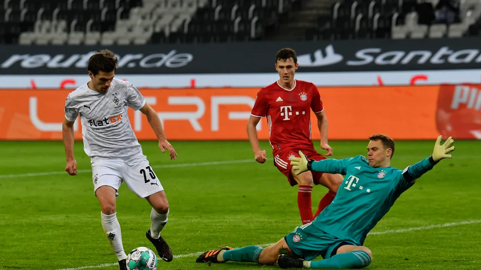 Jonas Hofmann, vänster, låg bakom Mönchengladbachs vändning hemma mot målvakten Manuel Neuers Bayern München.