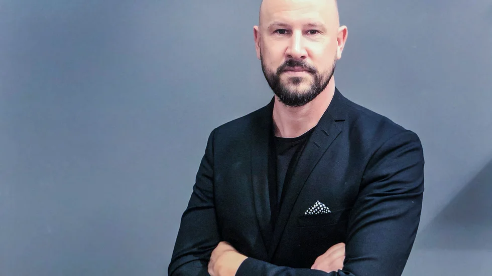 "Min grunduppfattning är fortfarande att bra politik ofta är tråkig och inte sällan rätt så impopulär. Men som ledarskribent får jag förpacka mina tråkiga ståndpunkter i en rolig kostym", säger Peter Wennblad.