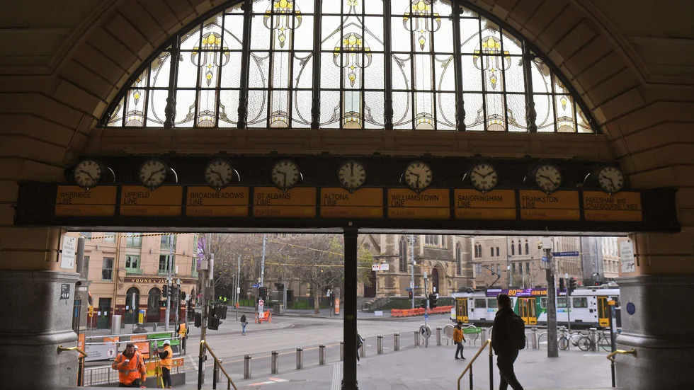 Gatorna ekar tomma då restriktioner har återinförts i Melbourne i Australien. Normalt kryllar det av människor vid Flinders Street station i centrala Melbourne. Bild från den 10 juli.