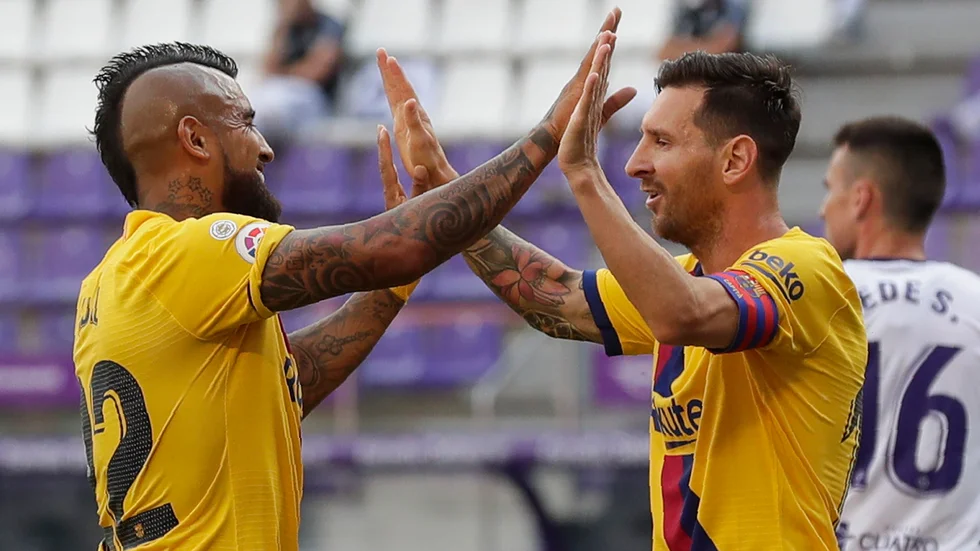 Arturo Vidal och Messi firar matchens enda mål.