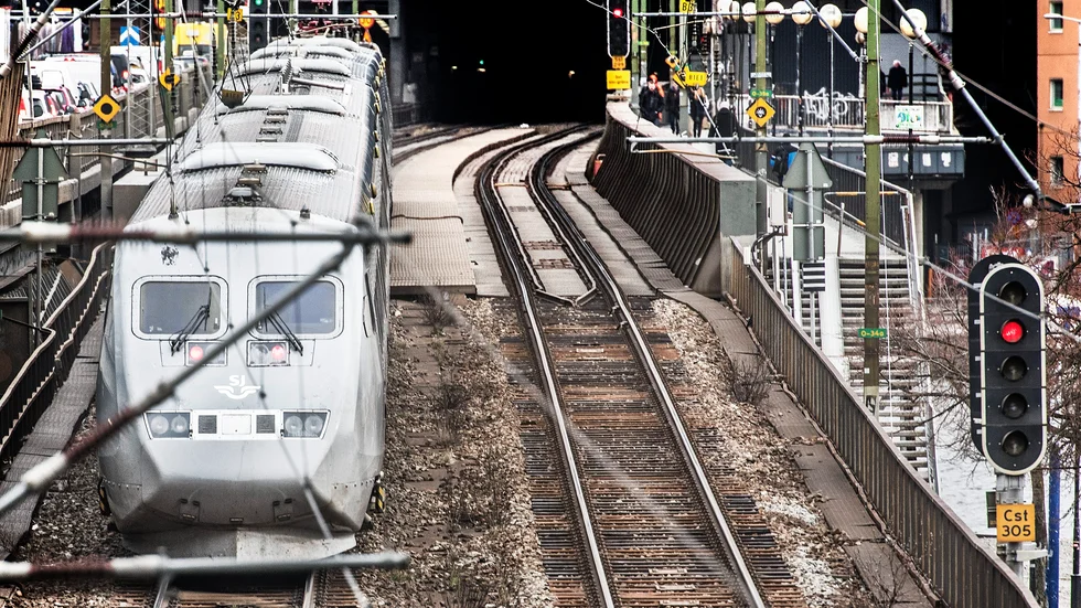 SJ kommer bara sälja 65 procent av biljetterna på tågen framöver för att minska trängseln.