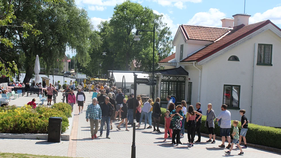 Köerna bir längre och längre under juli månad. Besökarna måste ta eget ansvar då de står i kö. Restaurangerna har inte ansvar utanför serveringen.