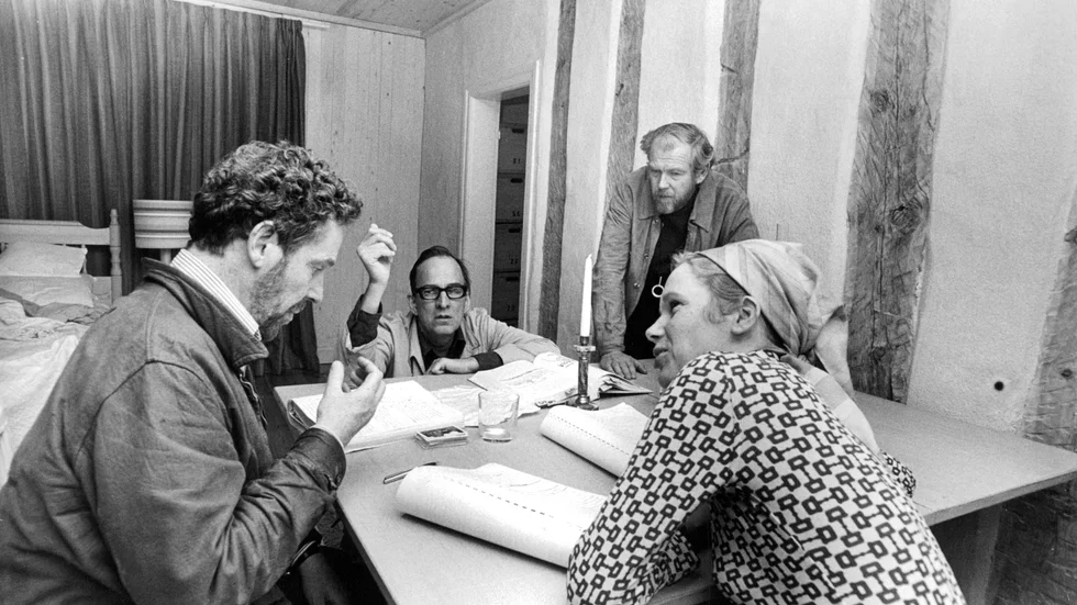 Regissören Ingmar Bergman tillsammans med skådespelarna Erland Josephson och Liv Ullmann (i förgrunden) och filmfotografen Sven Nykvist under genomgången av manuskriptet till tv-pjäsen "Scener ur ett äktenskap". Arkivbild.