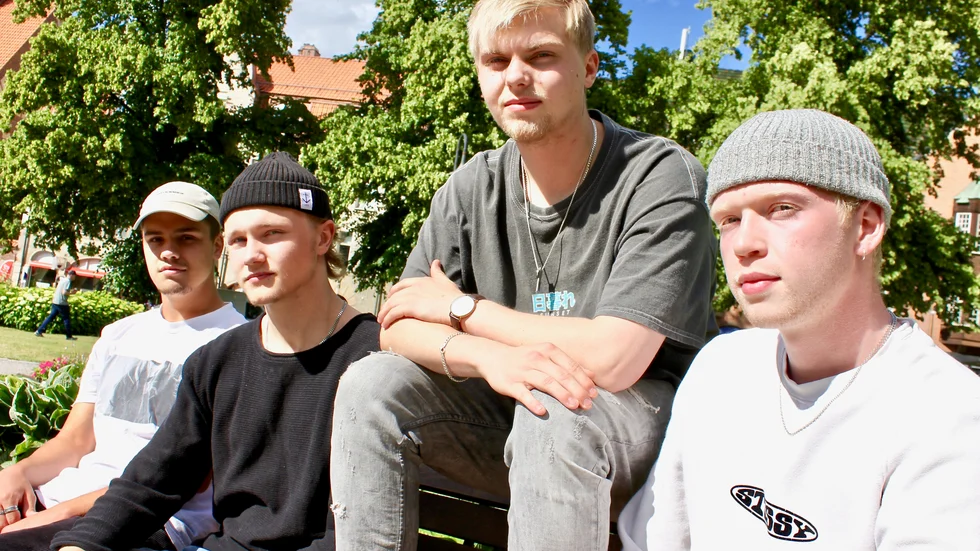 Jonathan Kalinsky  från Eskilstuna medverkar på sång och gitarr när Christoffer Loqvist Brun, Felix Roos och Elias Kyhlström gör hiphop på svenska i gruppen Periferi från Strängnäs. 