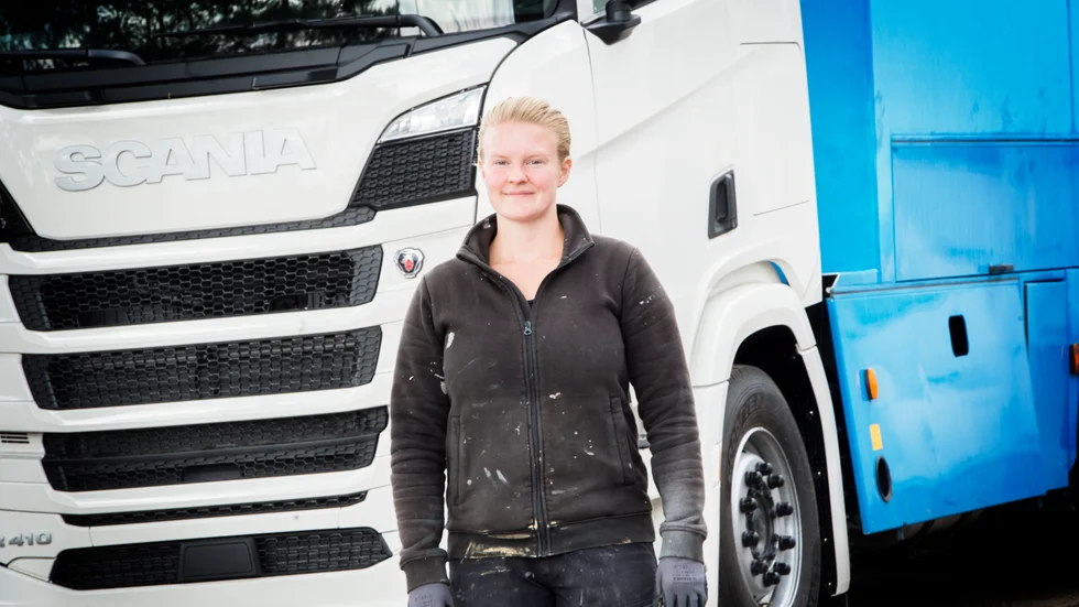 Julia Åkerlund tycker det är roligt att arbeta som lackerare. 