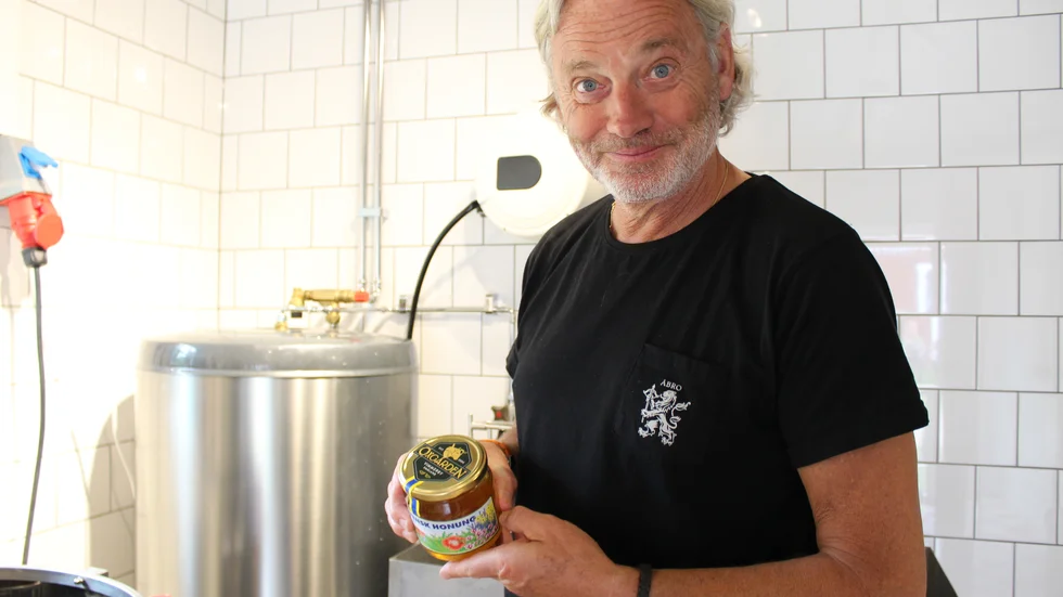 Staffan Samuelson, entreprenören bakom boendeanläggningen Oxgården och Musteriet i Djursdala, får årets byggnadsvårdsdiplom av Bevara Vimmerby.