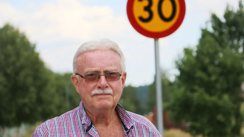 Expolitikern Göran Berglund vill att kommunledningen i Hultsfred ingriper för att få bort systemet med olika prisområden på el.