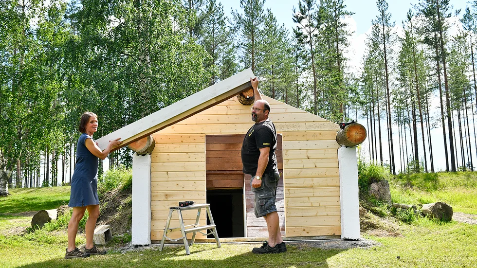 Gunilla och Johannes Ståhl bygger och restaurerar den gamla jordkällaren som står mitt på deras gårdsplan i Medle.