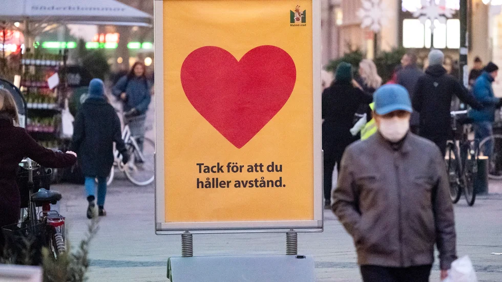 En skylt med texten - Tack för att du håller avstånd - på gågatan Södra Förstadsgatan i Malmö. Arkivbild.