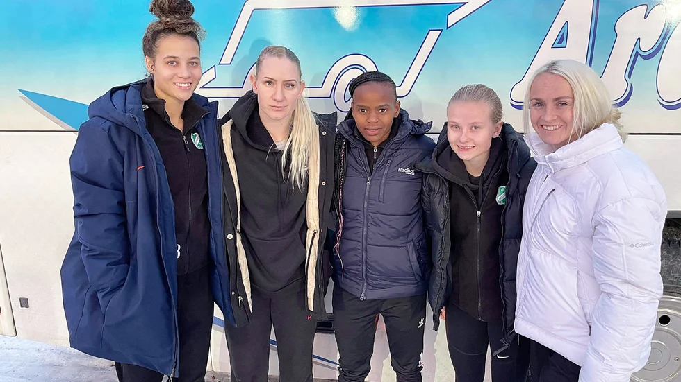 Arianna Veland, Louise Högrell, Hildah Magaia, Iza Norlund och Michaela Kovacs gjorde alla sin första match i Morön mot Piteå. På bilden saknas den sjätte debutanten Carla Portillo.