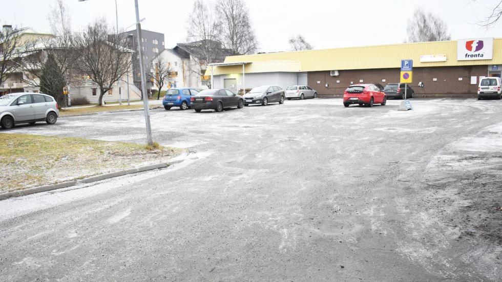 Här är en av tomterna som kommunen ska sälja, den finns intill Stigs Konditori på Sörböle. 