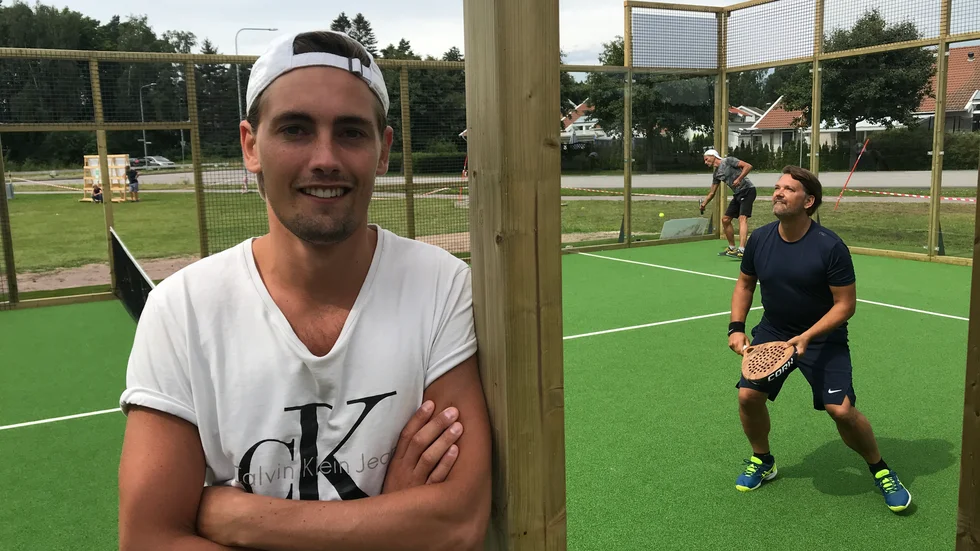 Kasper Jareblad i Motala tennisklubb planerar för en händelserik sommar på padelbanorna i Varamon.