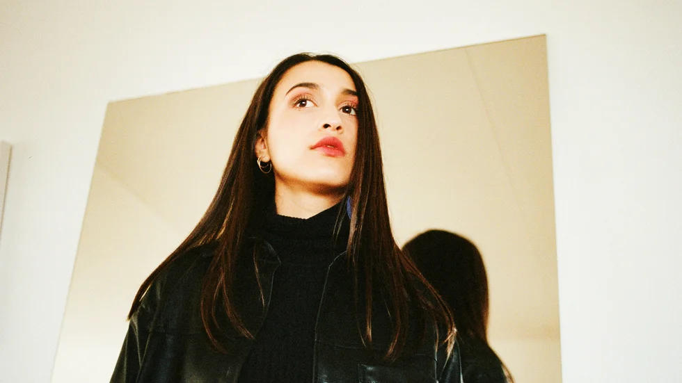 Donia Salehs debutroman "Ya Leila" innehåller teman som feminism, klass och etnicitet, allt tecknat mot en fond av den djupa vänskap som huvudpersonerna Leila och Amila byggt upp.