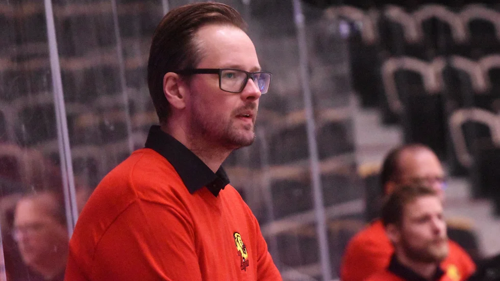 Tobias Carlsson var muntligt överens med Lejon, men väljer nu att bryta med föreningen. Anledningen ska vara Lejon vill satsa nytt ledarteam.