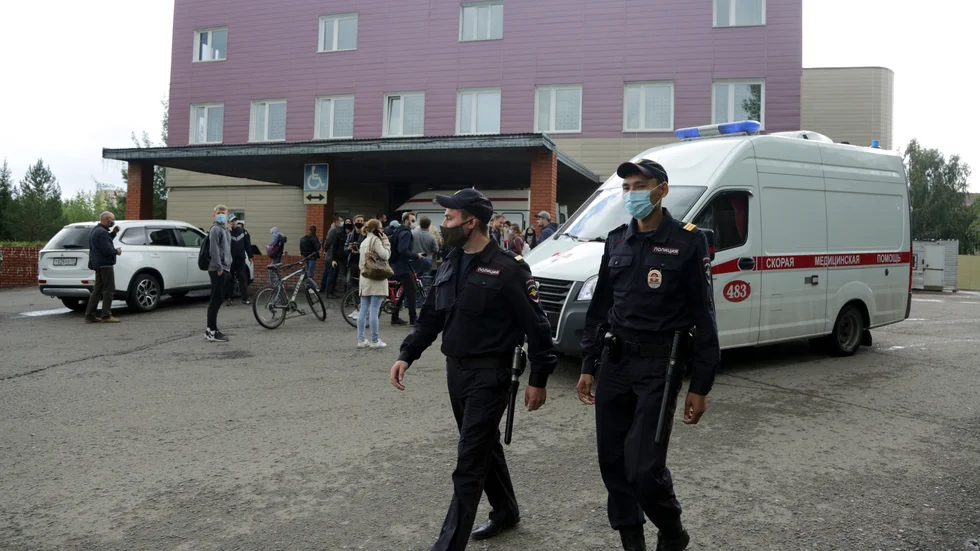 Poliser utanför det sjukhus i Omsk där Navalnyj först vårdades efter händelsen i förra veckan. Han har nu förts med ambulansflyg till Berlin.
