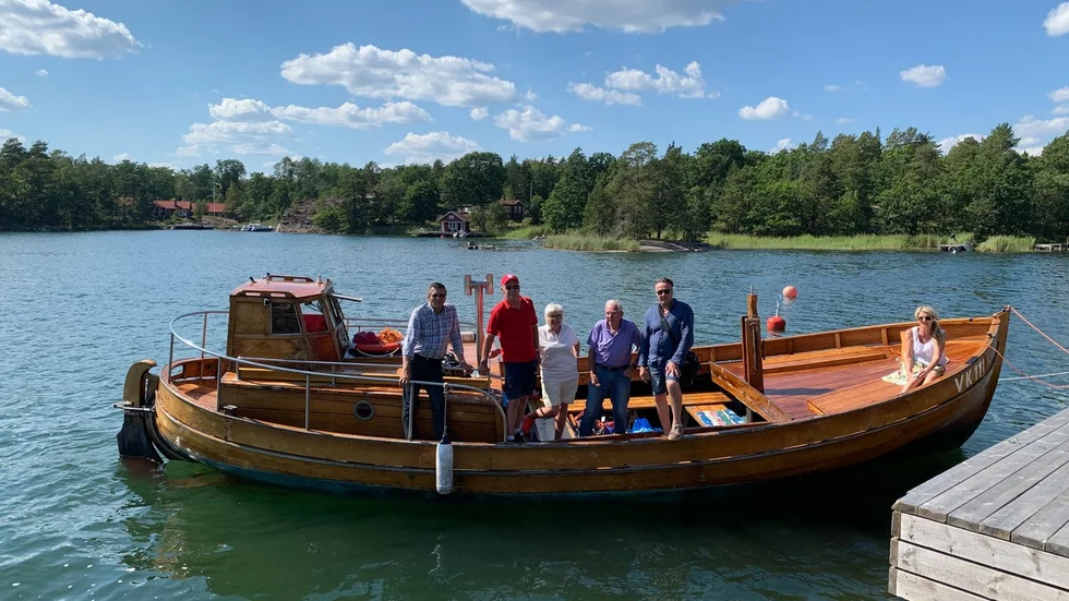 På Nävelsö fick filmteamet åka en tur med Håkan Andersson på Flatholmen. På bilden syns Håkan Andersson, Peter Johansson, Rigmor Kinnbom, Johan Kinnbom, Matz Eklund och Agneta Hultman.
