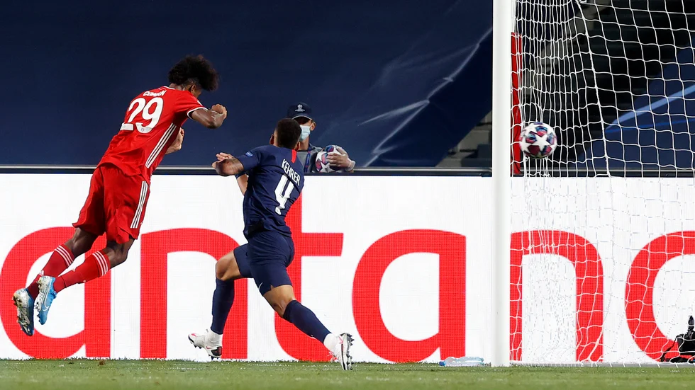 Här nickar Kingsley Coman in 1–0 för Bayern München.