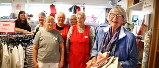 88-åringen har sytt över 3000 saker till Röda Korset