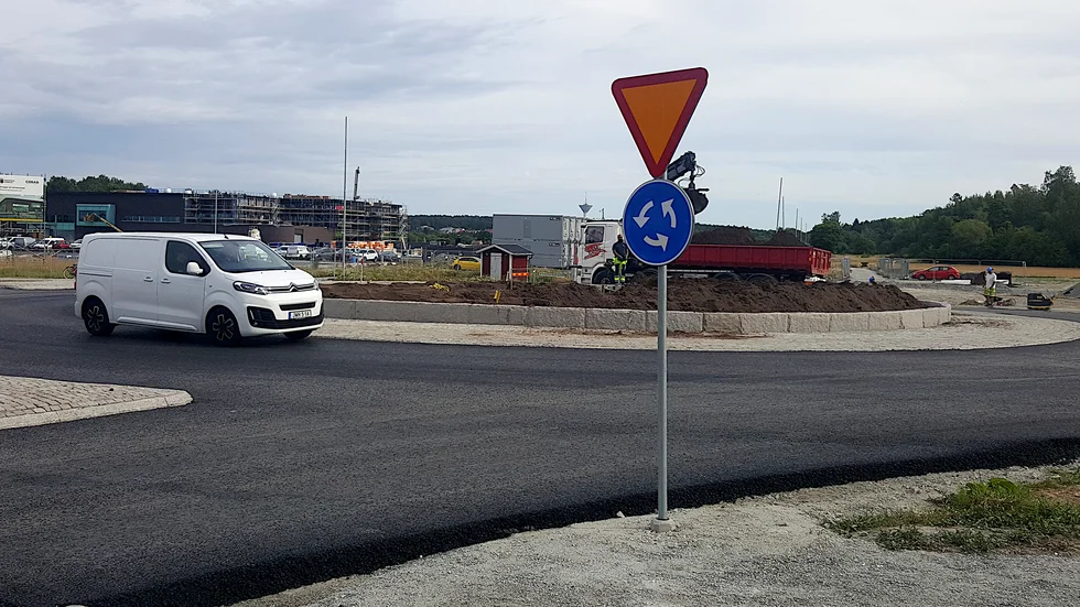 En hel del arbete återstår. Men på torsdagsmorgonen kunde trafiken i varje fall släppas på från alla håll i rondellen.