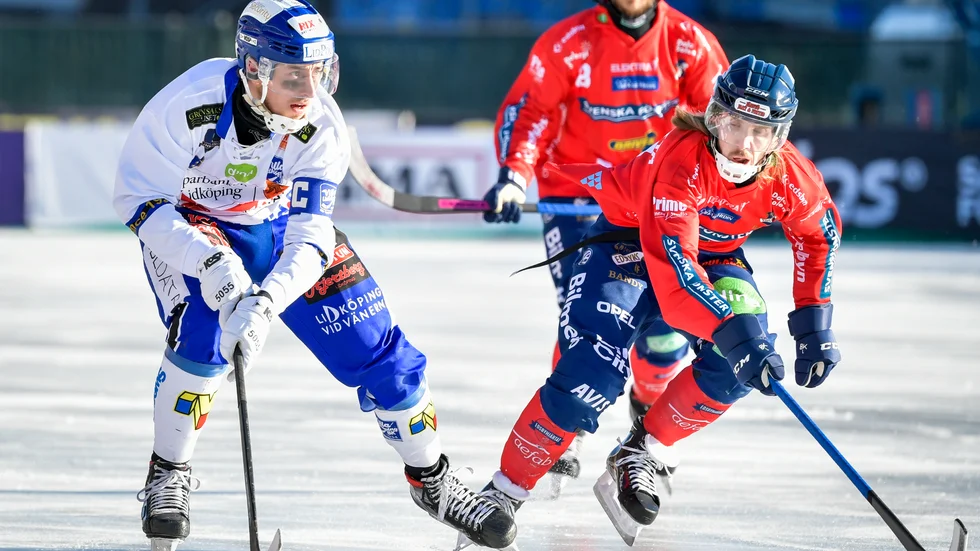 Herrarnas elitserie i bandy kommer att starta oavsett om publik tillåts på läktarna eller inte. Arkivbild.