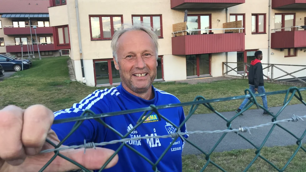 Magnus Åstrand är fotbollsintresserad och sågs i måndags som gratisåskådare, vid stängslet utanför Norra IP när LSW spelade. På lördag kan han bli Medevis meste spelare i historien.