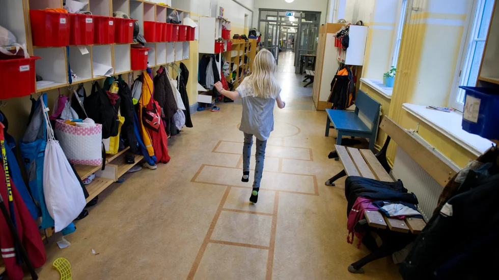 Sekretessen i smittskyddlagen gäller vid coronasmitta inom skolan. Det förklarar skolchefen i Västerviks kommun.