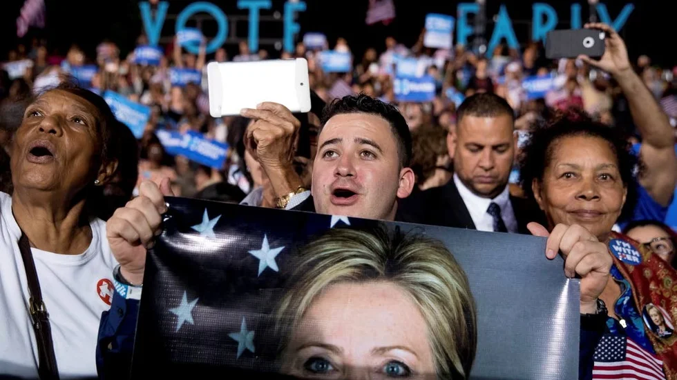 Laddat. Clintonanhängare på ett valmöte.