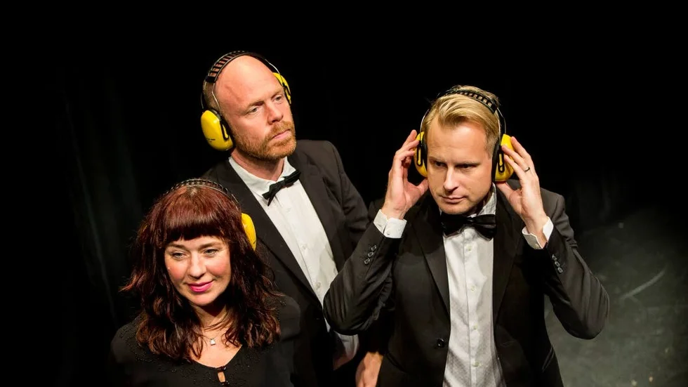 Samspelta. Sanna Hodell, Jacke Sjödin och Johan Stål orkar inte lyssna till varandra tydligen. Men det gör publiken.