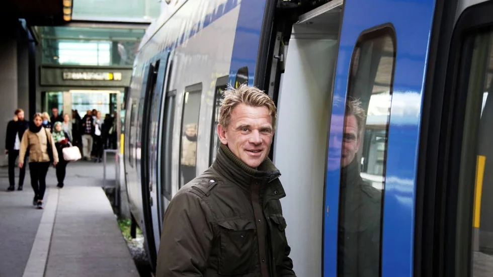 Kritisk. Det är alldeles för dyrt att åka tåg till Arlanda. Reser man ihop med andra kan det vara billigare med taxi, konstaterar Mikael Olsson, här på väg till jobbet i Stockholm med SL-pendeln.