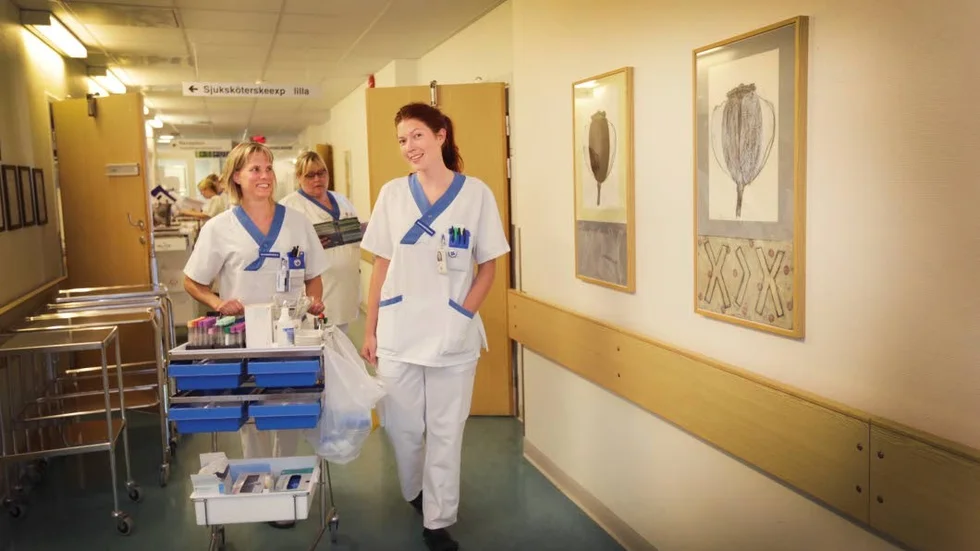 Varierande. Annelie Pettersson, specialistsjuksköterska och Greta Persson sjuksköterska gillar sitt jobb. Det går att kombinera med forskning eller arbete på mottagningen.