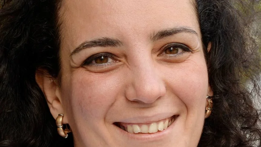 Singel. Alma Janawi medverkar på Uppsalagruppen Rhymes nya låt "Refugees welcome".