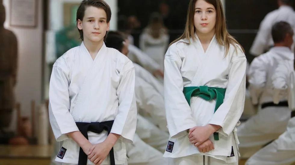 Syskon. Cevin och Daniella Cimmini tränar båda karate.